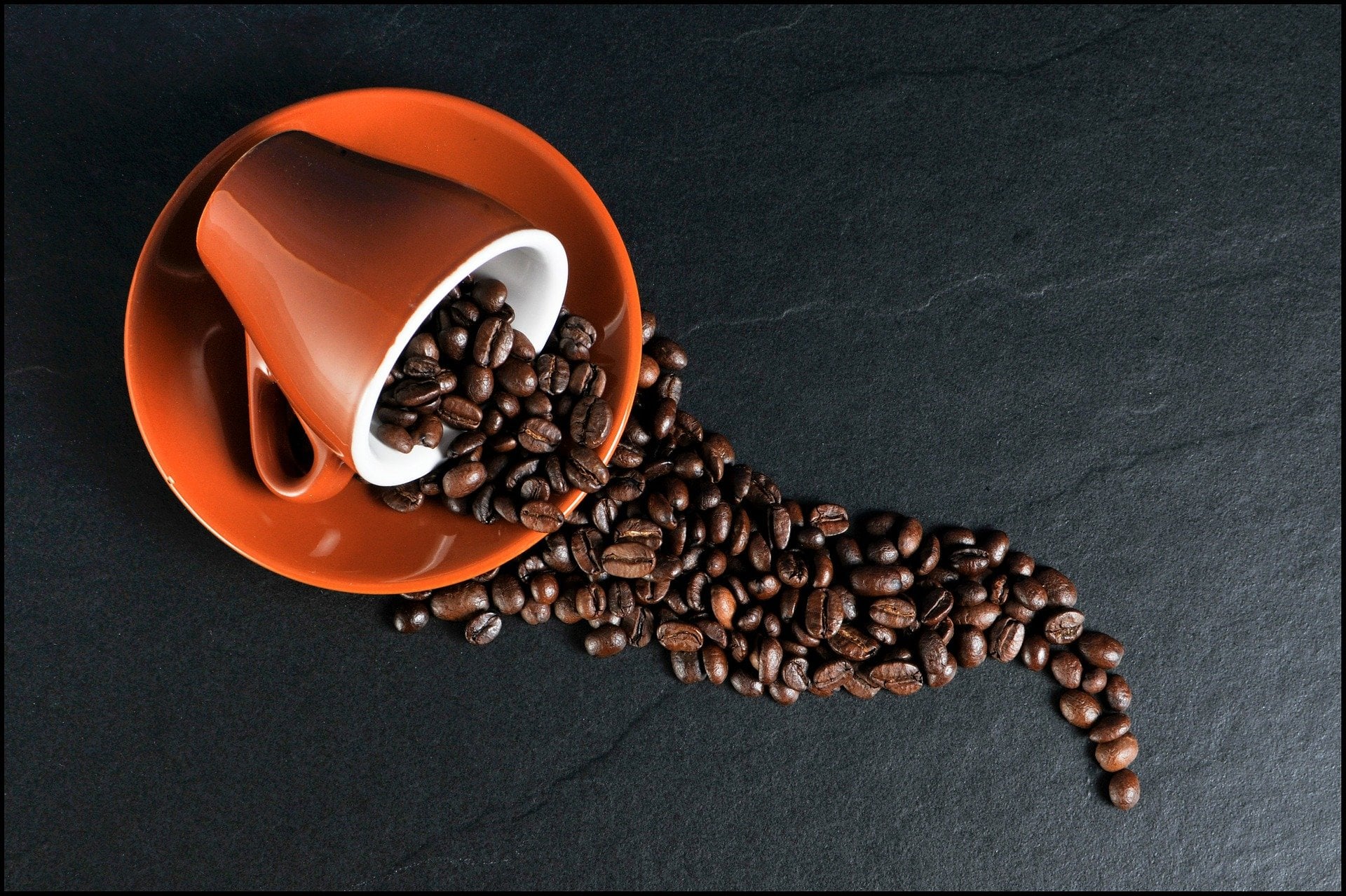 こぼれるコーヒー豆